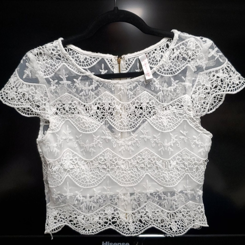 White cap sleeve crop top